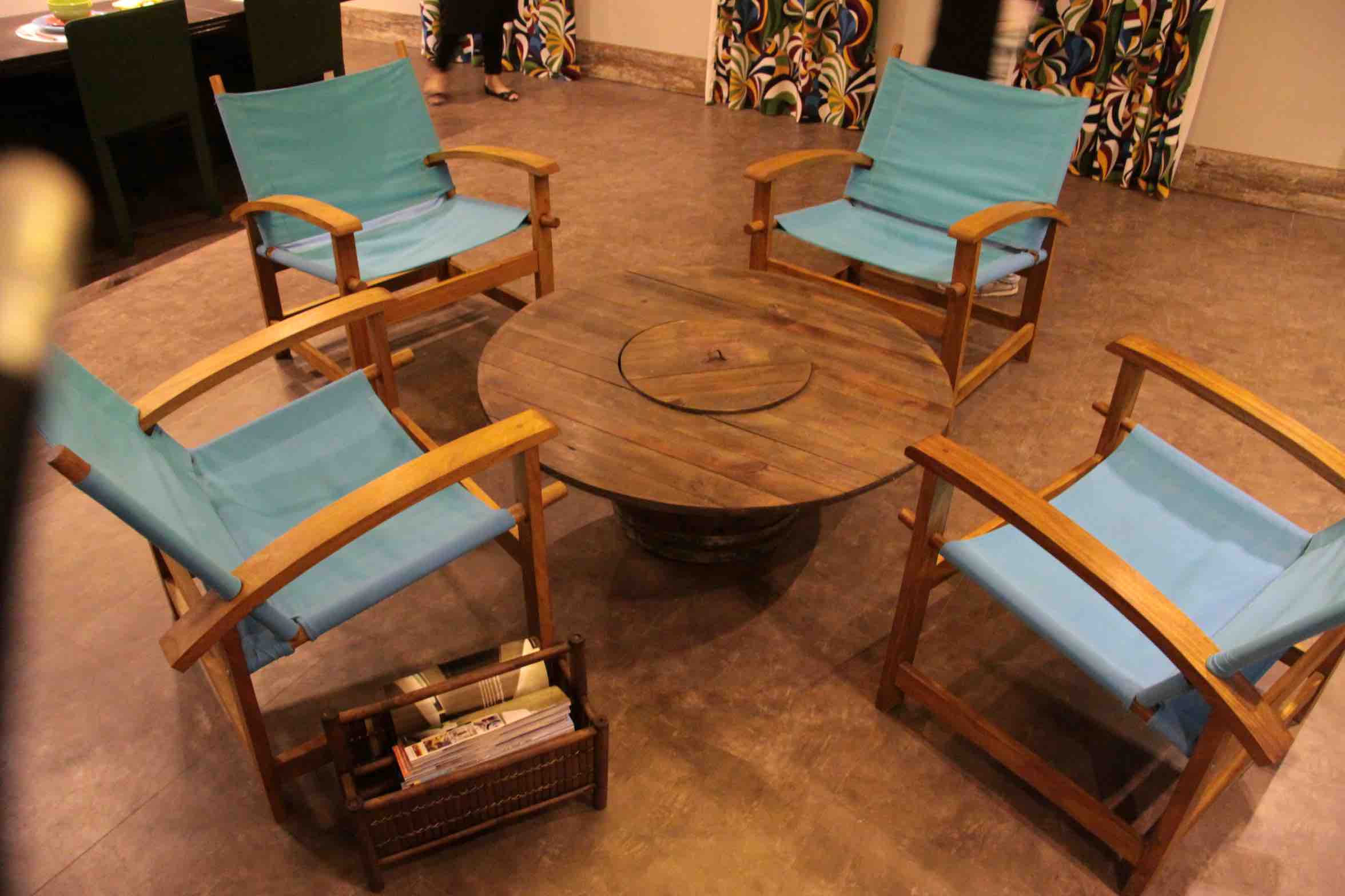 An electric wire reel reused as a center table in a Rio de Janeiro decoration fair