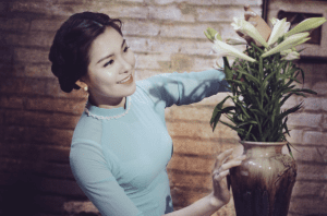 tranh thiếu nữ bên hoa huệ