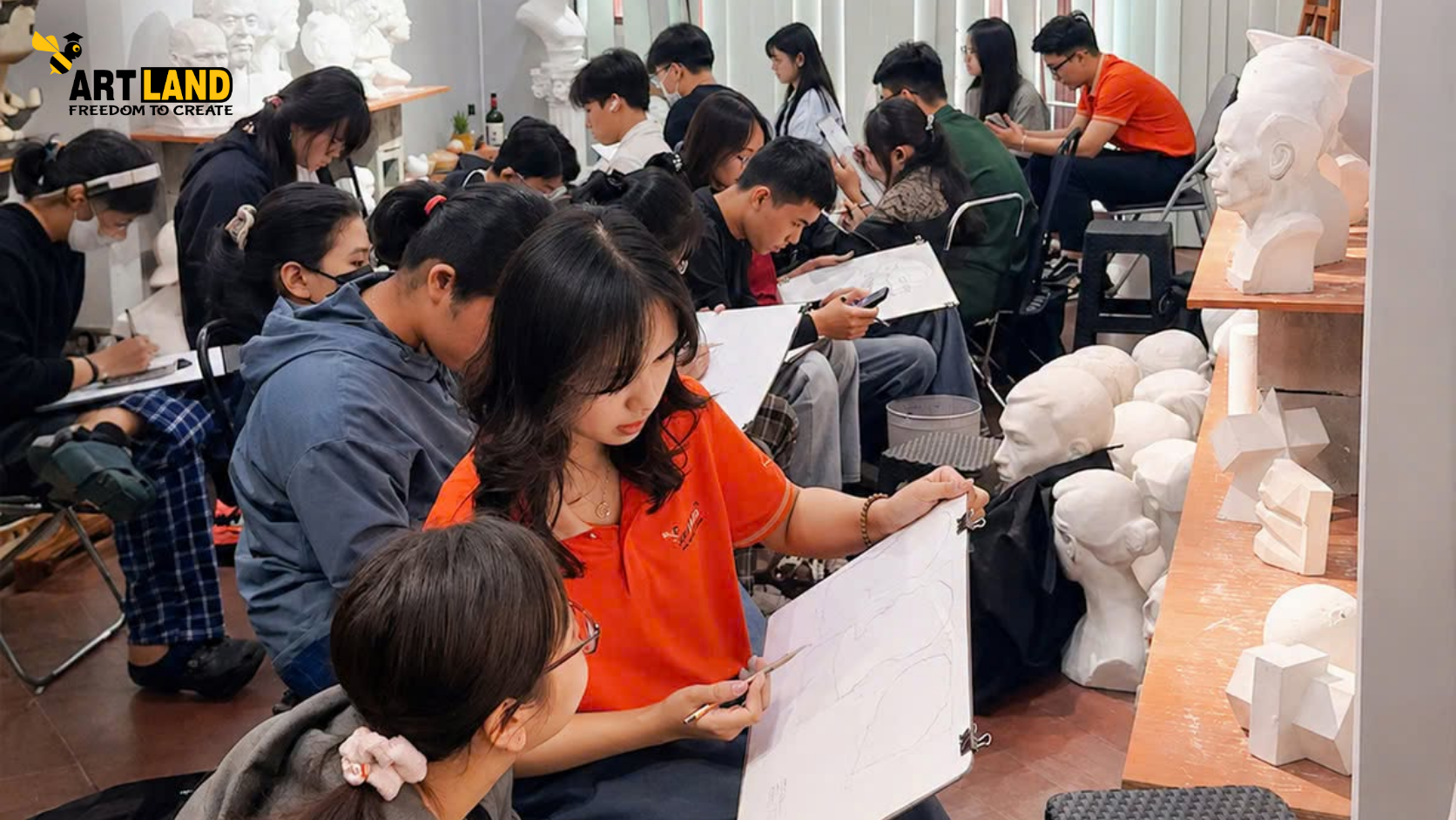 Cân bằng học văn hóa và luyện vẽ cho học sinh lớp 10